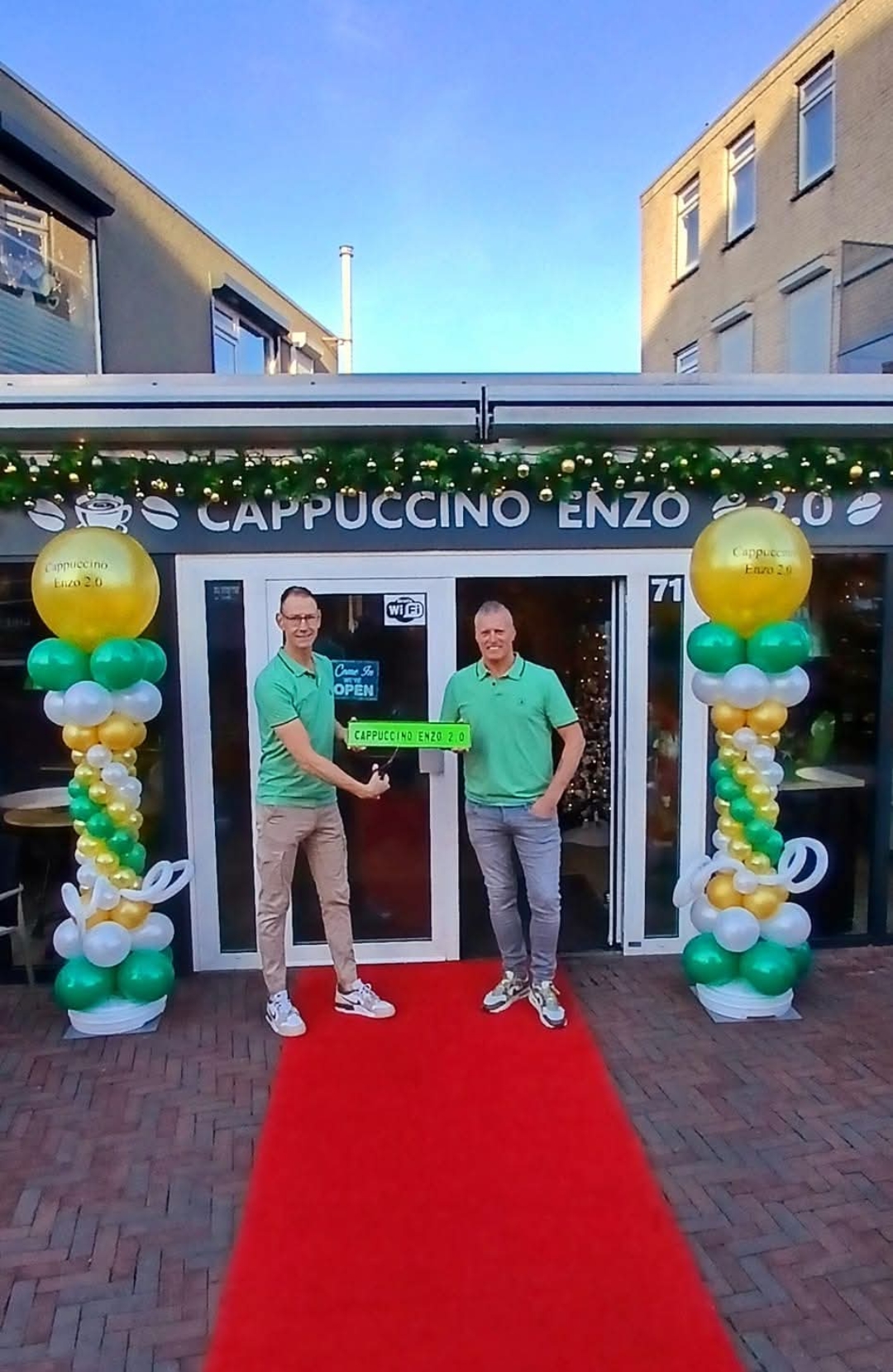De feestelijke entree van Cappuccino Enzo met de twee gastheren voor de deur