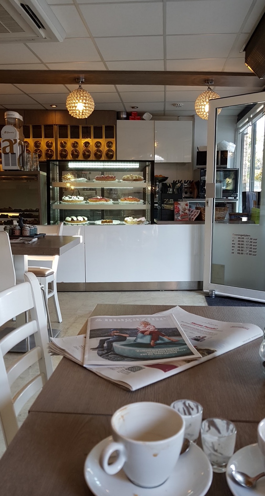 Kopje koffie op tafel met uitzicht op de vitrine in de lunchroom