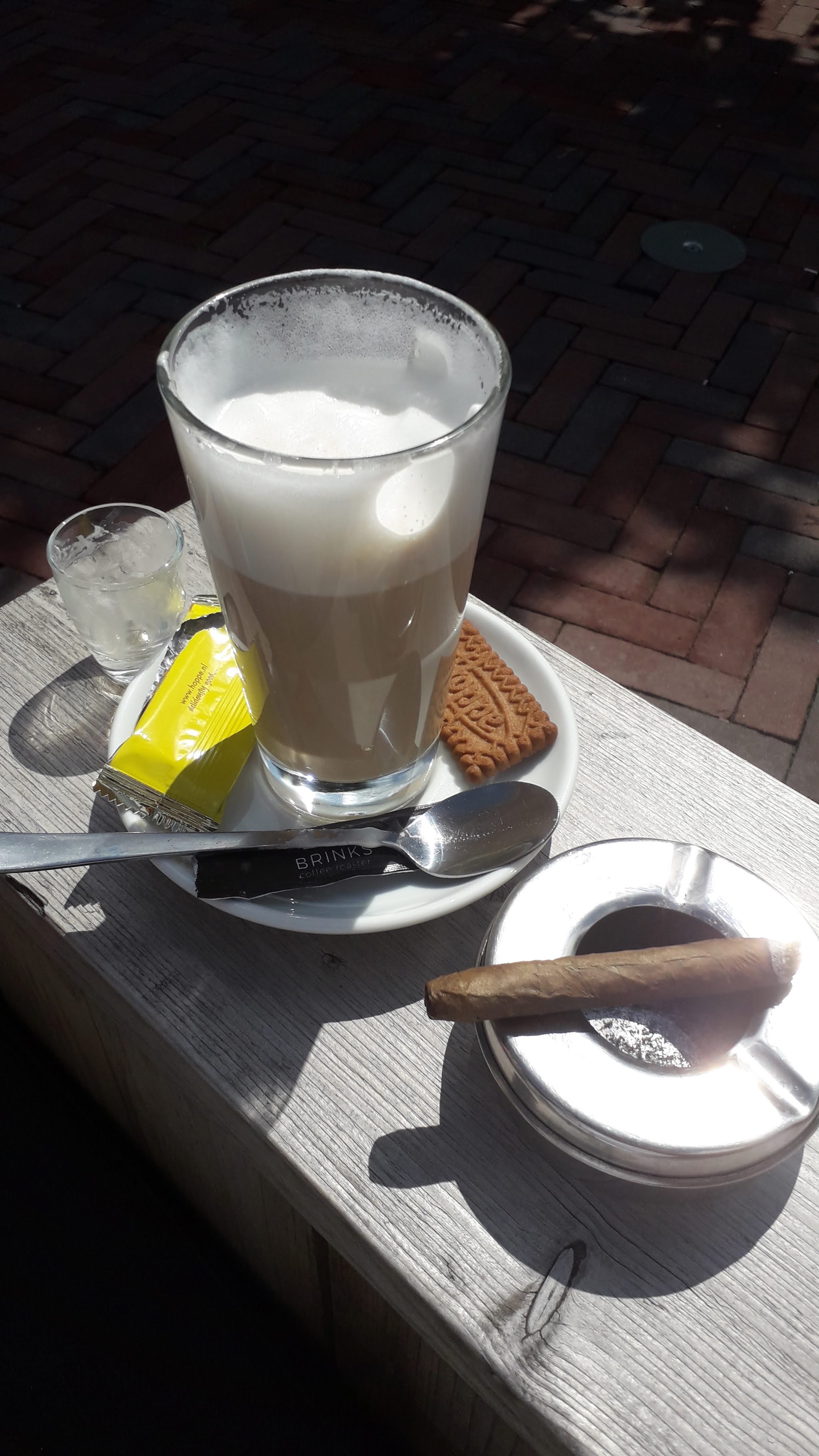 Een latte op het terras van Cappuccino Enzo